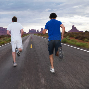 两名男子在沙漠的公路上慢跑