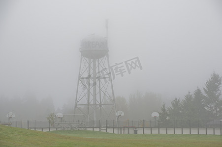 雾天的水塔