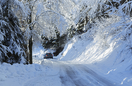 路上雪摄影照片_汽车行驶在积雪的乡村公路上蒙特罗萨皮埃蒙特意大利