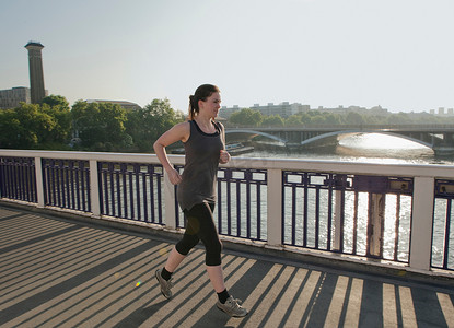 桥中摄影照片_从桥上跑过的女人