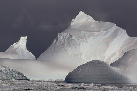 南冰洋冰山位于南极洲东部以北180英里处