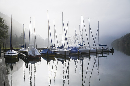 家沙发家和万事兴摄影照片_奥地利蒂罗尔普兰湖上的帆船