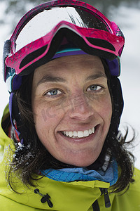 戴着滑雪护目镜的中年妇女面带微笑