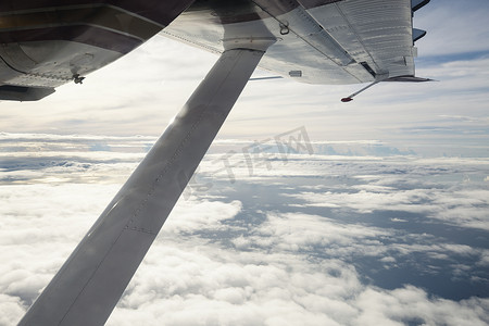 飞机机翼在云层上方的景象