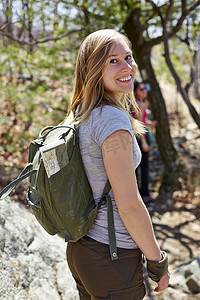 美国纽约州哈里曼州立公园女徒步旅行者在森林中回望的肖像