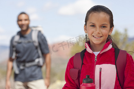 女孩和她的父亲徒步旅行的肖像美国亚利桑那州塞多纳