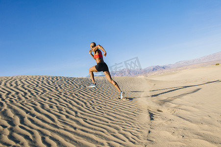 美国加利福尼亚州死亡谷沙漠中的跑步者冲刺