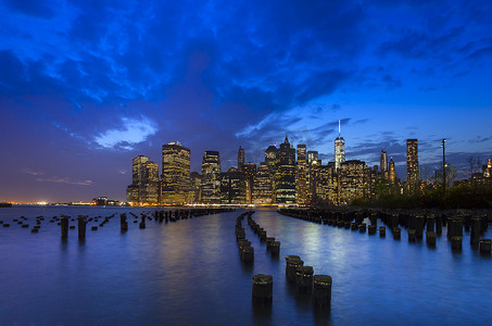 曼哈顿金融区天际线和世界贸易中心一号黄昏美国纽约