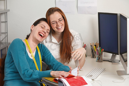 两个女人笑着工作环境