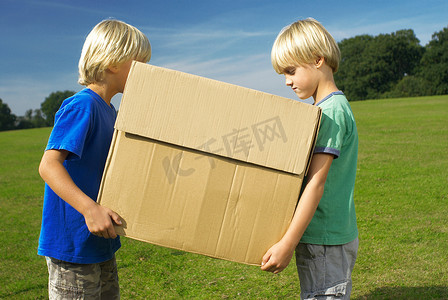 两个男孩拿着箱子