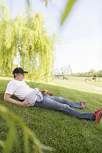 男人带着狗在草地上放松