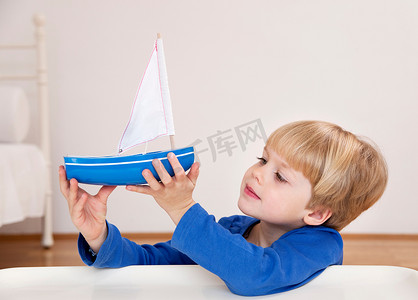 带着玩具船的男孩