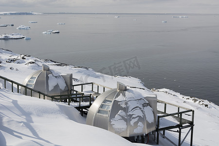 滨水摄影照片_格陵兰岛伊卢利萨特酒店外的滨水冰屋