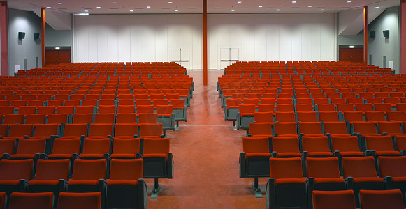 江南Style摄影照片_空荡荡的礼堂里的红色椅子