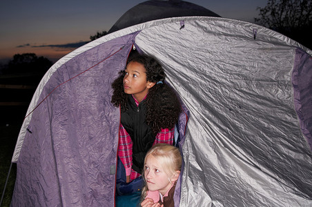 黑帐篷摄影照片_黄昏时在帐篷里的女孩