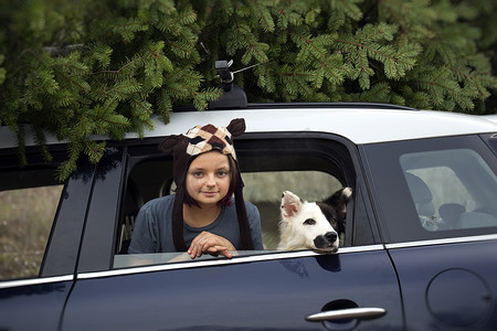 森林之子摄影照片_带着狗从车窗探出身子的女孩