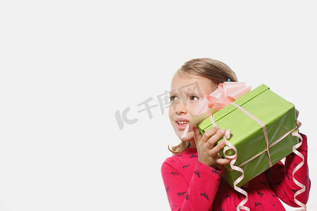 挑选礼物摄影照片_一位年轻女孩正在挑选礼物