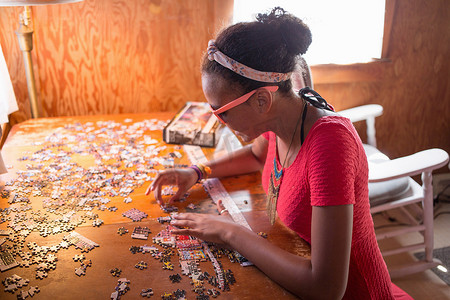 一个十几岁的小女孩在暑假玩拼图游戏
