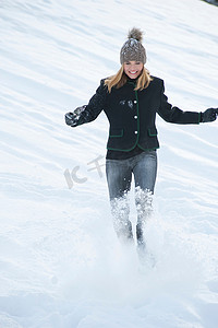 微笑的女人在户外踢雪