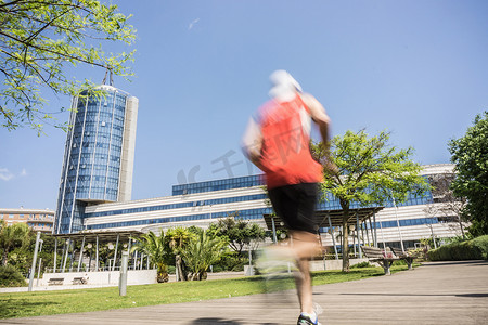 公园木板路上跑步者的运动后视模糊