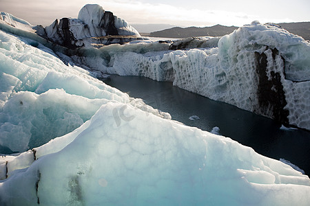 冰岛泻湖的冰山从瓦特纳约库尔冰川漂流到北大西洋