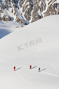 人们滑雪的高空景色