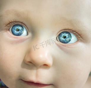 蓝眼睛女婴看向别处的剪裁肖像