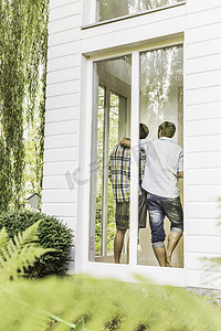 usb外置独立声卡摄影照片_两名男子在房子窗户前的后视线