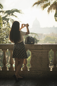 罗马博尔盖塞别墅平西奥花园用手机拍照的女人