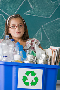 塑料瓶回收箱摄影照片_拿着回收箱的女孩