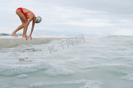赛跑运动员从码头跳入水中
