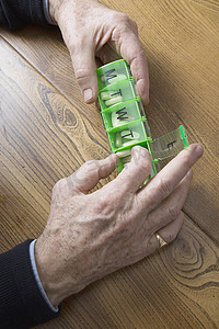 一名男子从药盒中取出药物