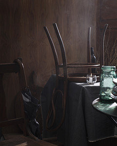 企业餐厅摄影照片_餐厅里桌子上的椅子颠倒了