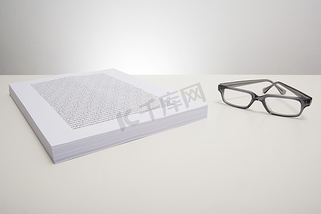 眼镜和一叠纸
