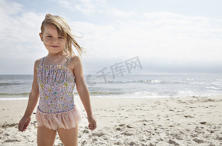 站在美国新泽西州霍尔盖特沙滩上的女孩