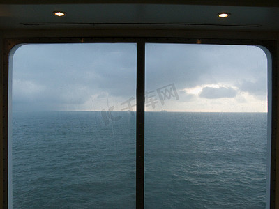 从渡口窗口俯瞰英吉利海峡