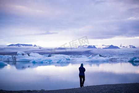 冰岛冰川湖上的中年妇女侧影的背影