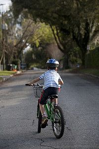 乡村大道摄影照片_男孩在路中间骑自行车