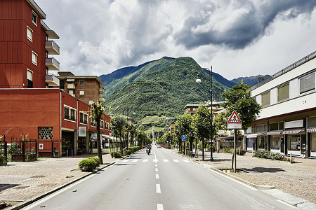 伯尼纳特快铁路起点和终点的山城意大利地拉诺