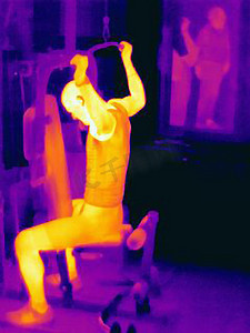 运动的人体摄影照片_人体在运动机上训练的热像图为训练过程中肌肉产生的热量