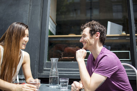 一对中年夫妇在城市路边咖啡馆聊天