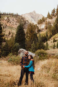 美国加利福尼亚州红杉国家公园矿泉王乡村环境中的年轻夫妇肖像