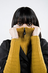 一名日本女子盯着毛衣看