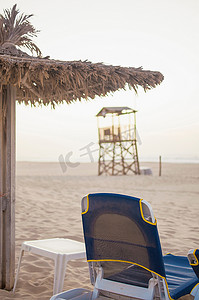 工程安全带摄影照片_海滩上的草坪椅和雨伞