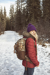 穿着冬装和背包的年轻女子吉德伍德安克雷奇阿拉斯加