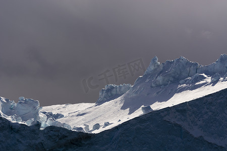 格陵兰岛迪斯科湾伊卢利萨特冰湾的暴风云和冰山