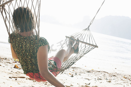 在海滩吊床上眺望大海的女子泰国克拉丹