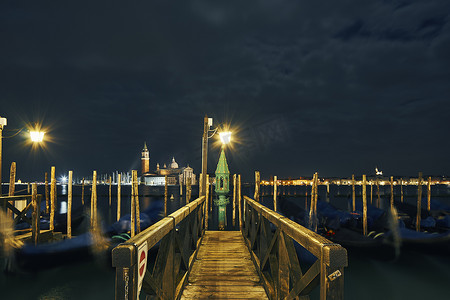 意大利威尼斯夜间圣乔治·马焦雷教堂的码头和远景