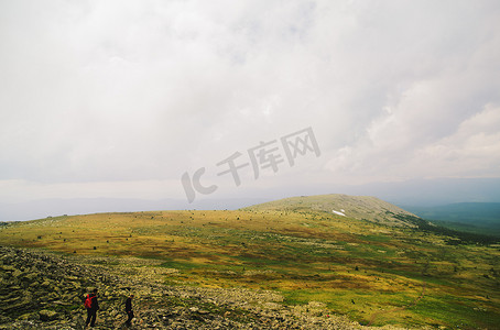 两名男子在俄罗斯乌拉尔山脉徒步旅行