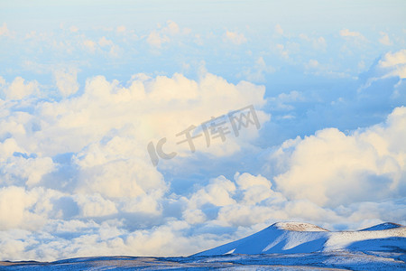 山顶云摄影照片_白雪皑皑的山顶和云